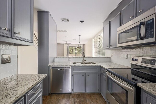 Building Photo - 1938 Holly Hill Dr