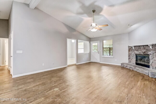 Building Photo - 10460 Roxbury Ln