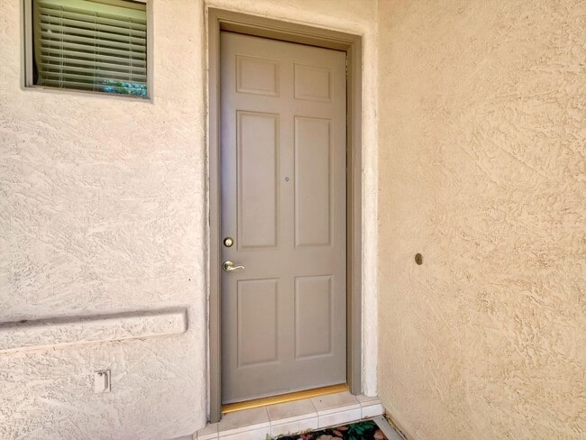 Primary Photo - stunning 4-bedroom, 2-bathroom home