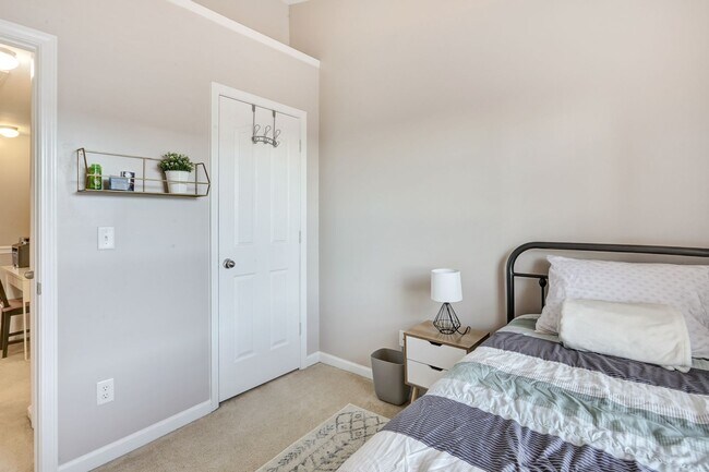 Building Photo - Charming 3 BD - 2.5 BA townhome located so...