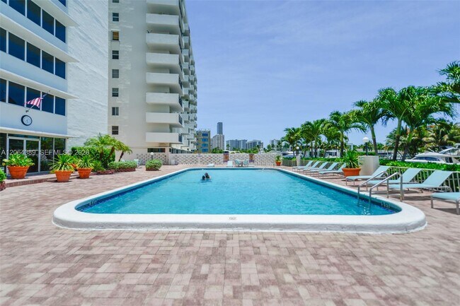 Building Photo - 401 Golden Isles Dr