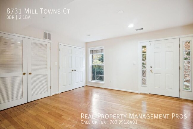 Building Photo - Bright & Spacious End-Unit Townhome – Perf...