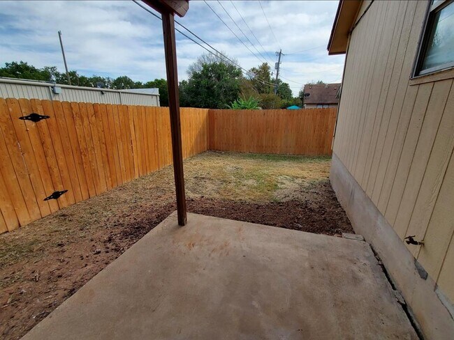 Building Photo - 1109 Hyridge St