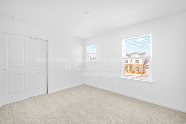 Building Photo - 2137 Riverbend Ave