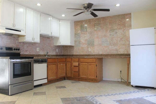Building Photo - 3 Bedroom Townhouse - Near While Park - 06...