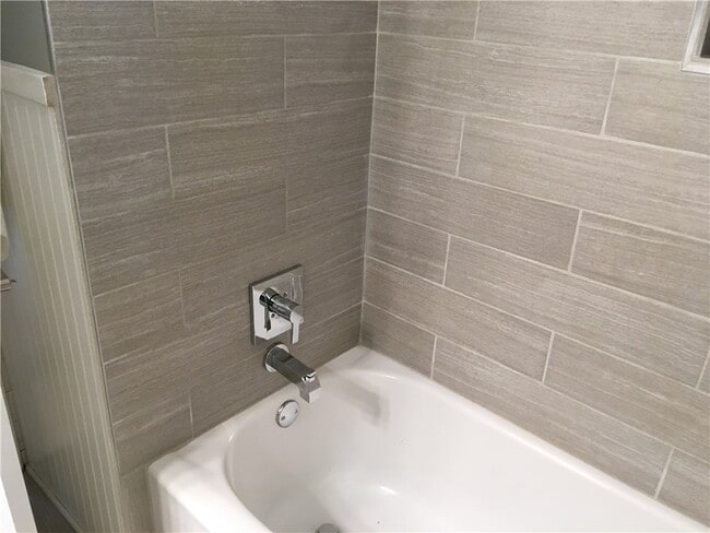 Building Photo - 4 Peachtree Ln