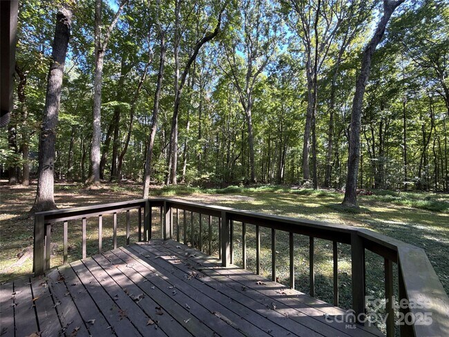 Building Photo - 217 Raintree Dr