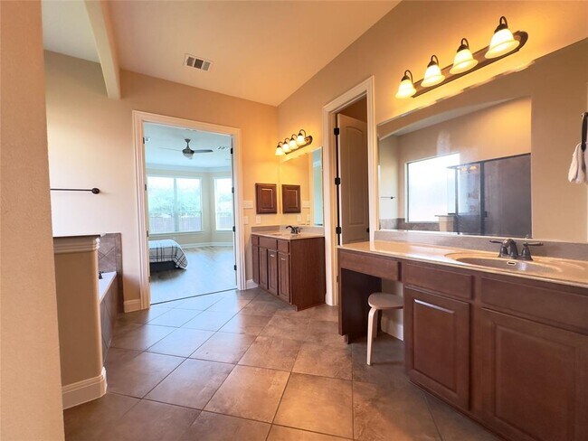 Building Photo - 2504 Speidel Dr