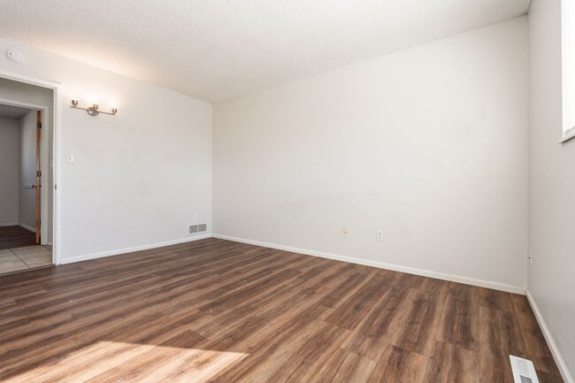 Building Photo - 2 bedroom, 1 bathroom in Loveland.