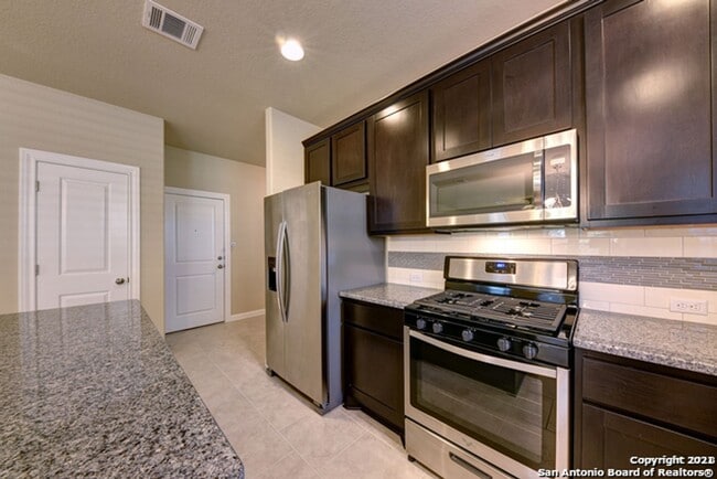 Building Photo - 3 Bed 2.5 Bath