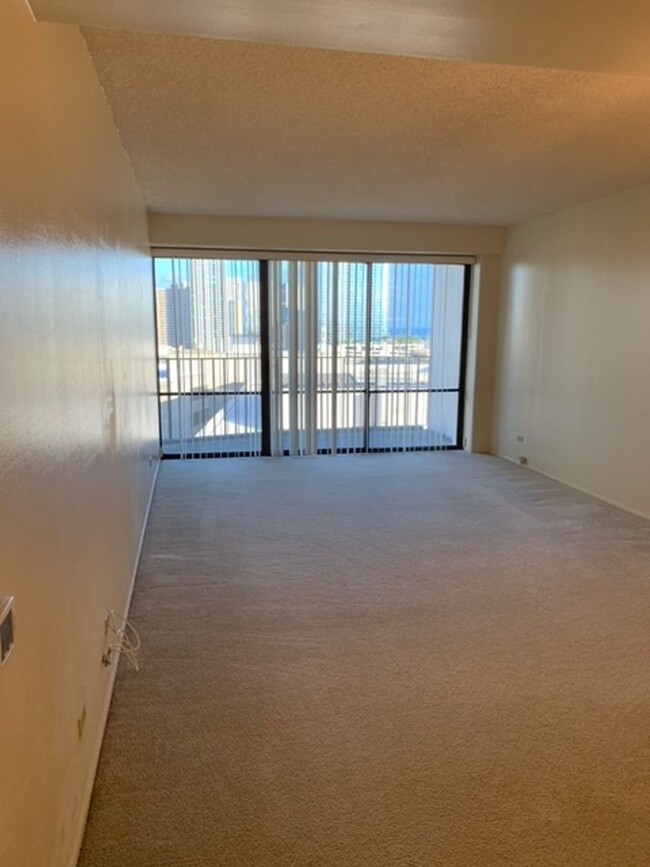 Building Photo - Harbor Square Condo - 1 bedroom, 1 bath un...