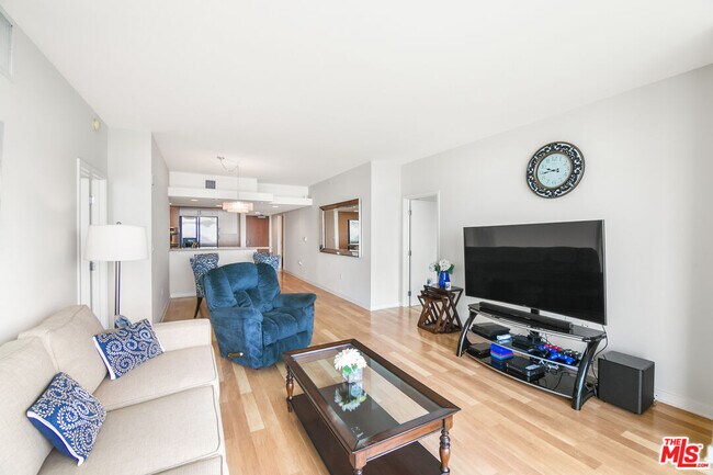 Building Photo - 13700 Marina Pointe Dr