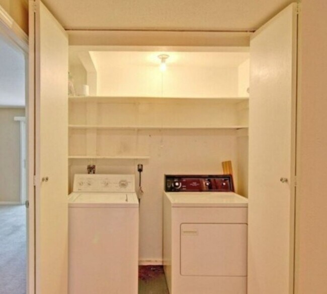 Building Photo - 2Bd/1.75Ba Kirkland Condo