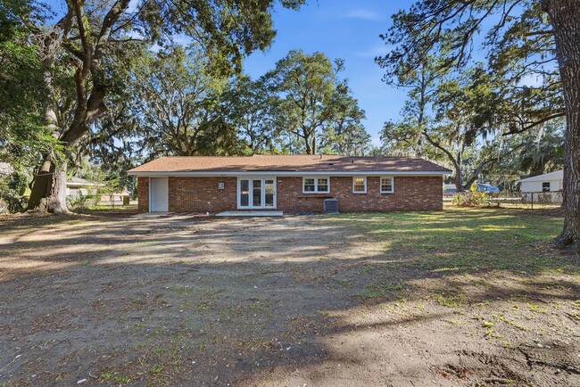 Building Photo - Ranch Home on Wilmington Island For Lease!