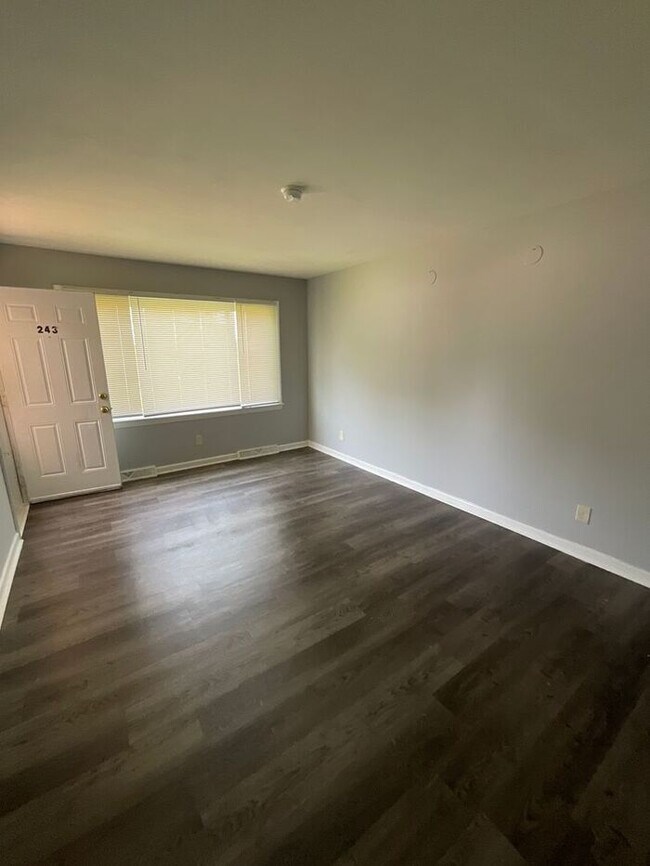 Building Photo - 3 bedrooms one bath apartment located in the Highlands, section of Portsmouth