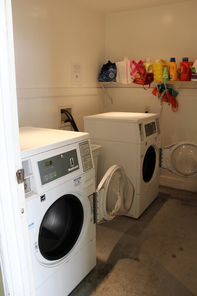 Laundry room with 2 HE washers - 4435 E Ocean Blvd