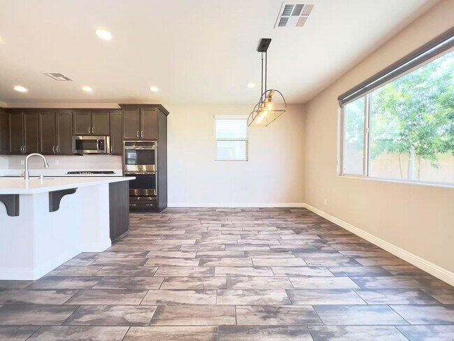 Building Photo - Unbelievable strip and mountain view House