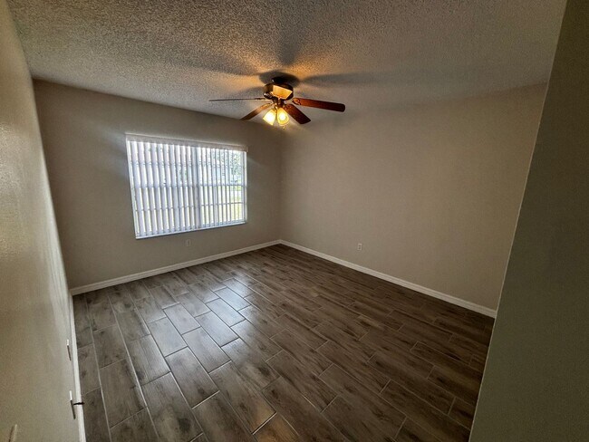 Building Photo - Newly Renovated 3/2 Home - Lake Joy/Magic Lake Communities