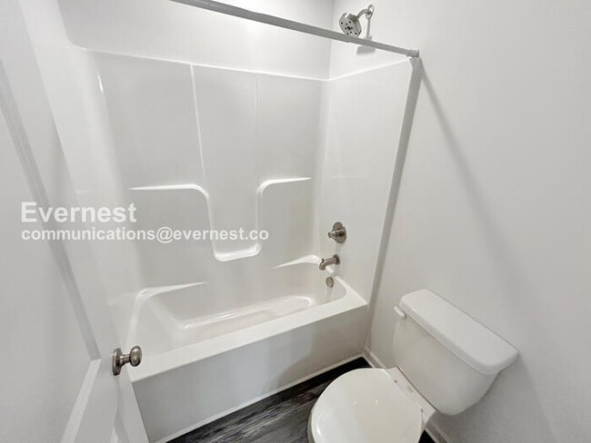 Building Photo - 3 Bed/2.5 Bath Townhome with Garage / Pet-Friendly / Vouchers Accepted / Available Now!