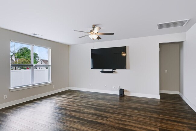 Building Photo - Beautiful 4 Bedroom, 3 Bath Home + Bonus - Available in Smyrna!