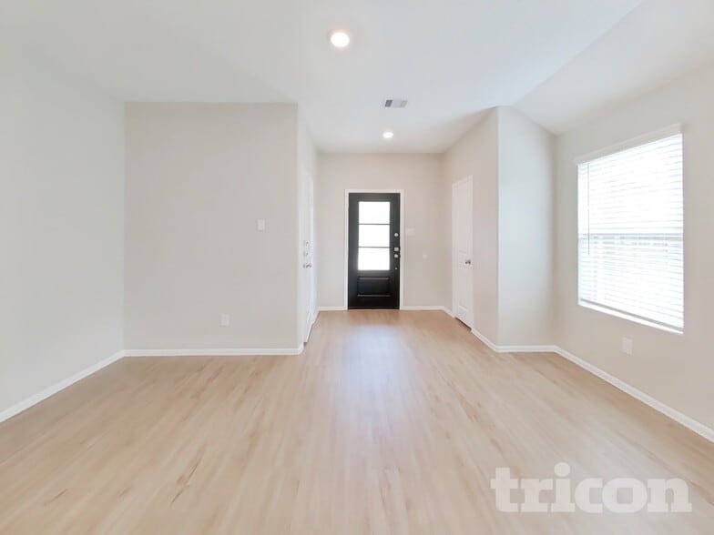 Building Photo - 1911 Ballesteros St