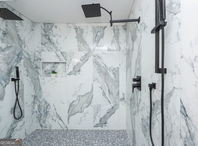 Building Photo - 2908 N Hills Dr NE