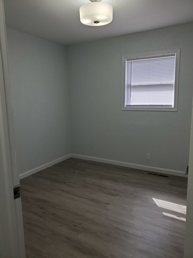 Building Photo - Great 3BR, 1BTH, 1 car att gar, ranch styl...