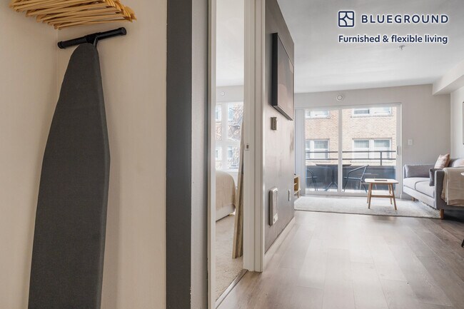 Building Photo - 526 Yale Ave N