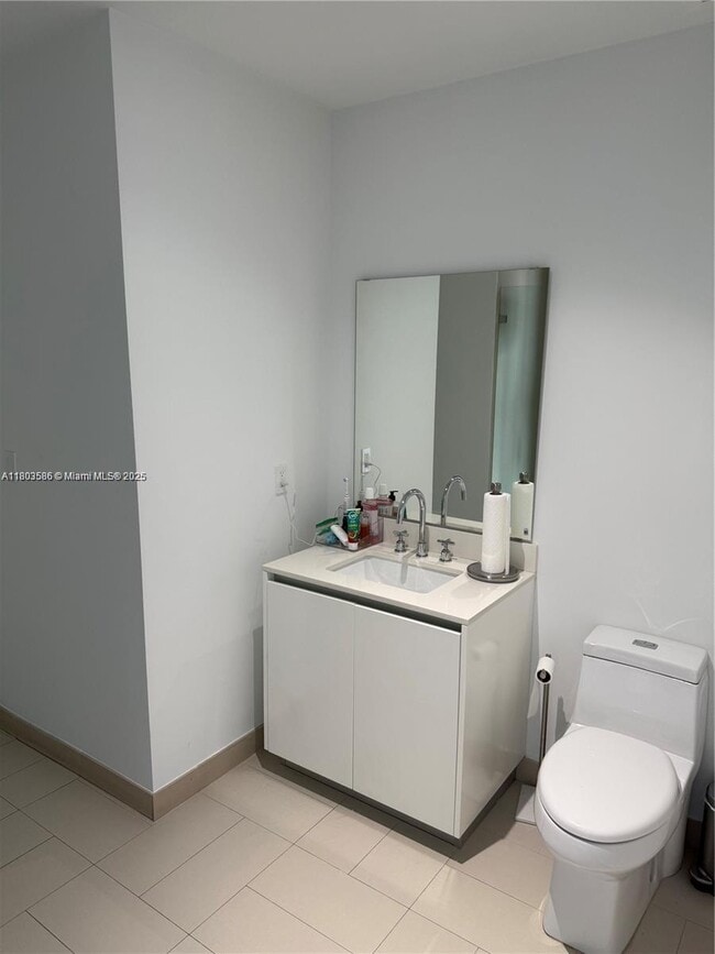 Building Photo - 2831 S Bayshore Dr