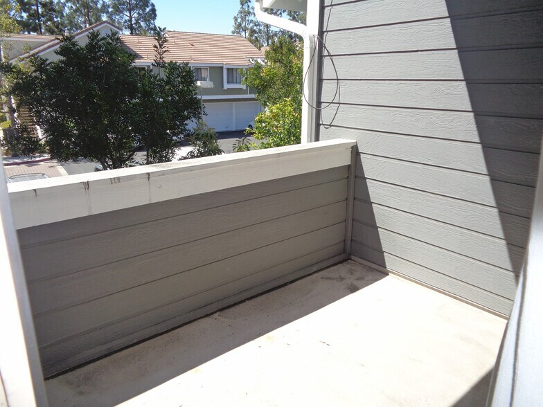 Building Photo - 5 Bridle Ln