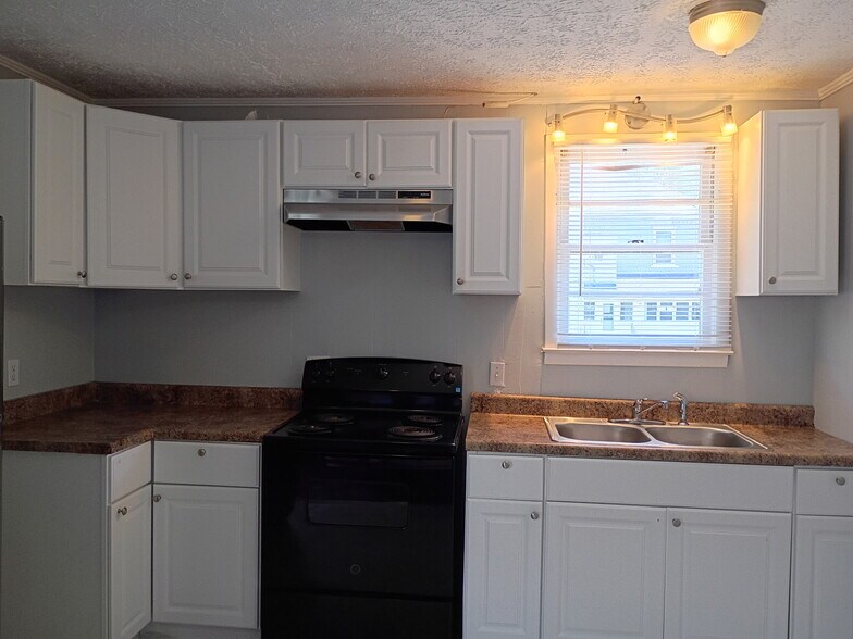 kitchen - 539 Cedar St