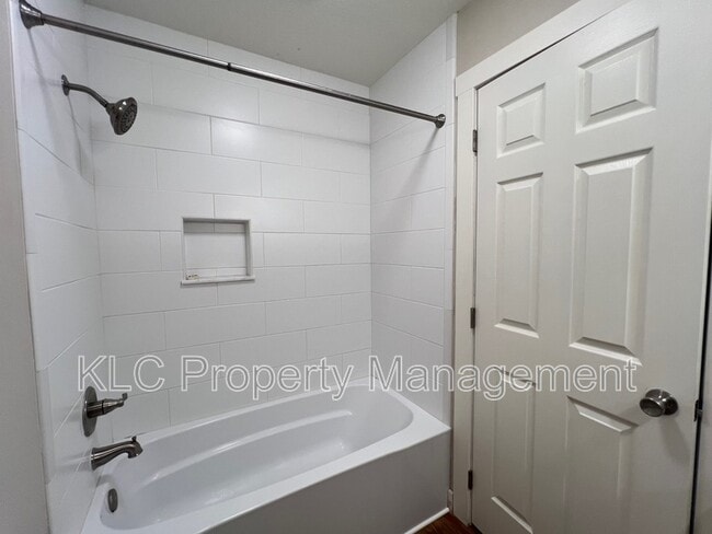 Building Photo - 6642 Holcomb Cir