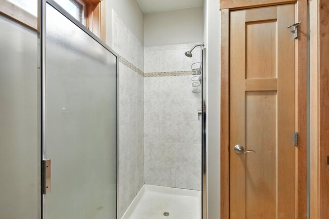 Building Photo - 2905 N Newhall St