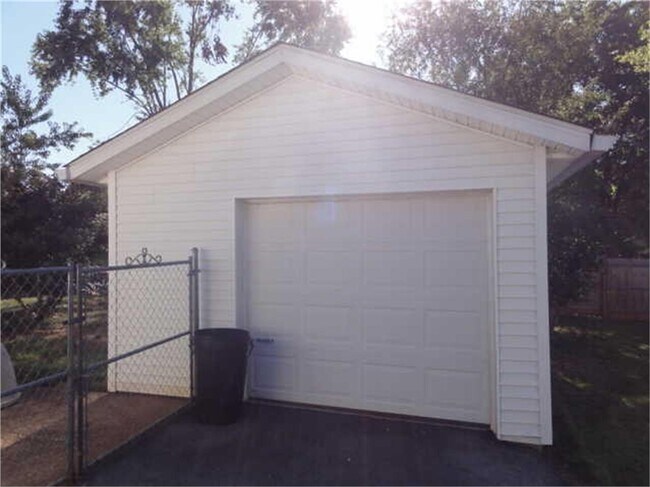 Building Photo - 1706 Kirby Dr