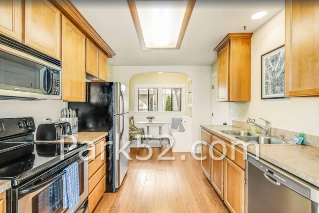 Building Photo - 1 Bedroom Unit in Tacoma Tri-Plex With Washer & Dryer!