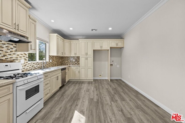 Building Photo - 6715 Cedros Ave