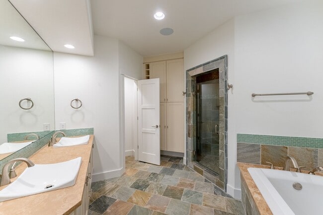 Building Photo - Gorgeous 4 bedroom, 5 bathroom House in Bouldin Creek!