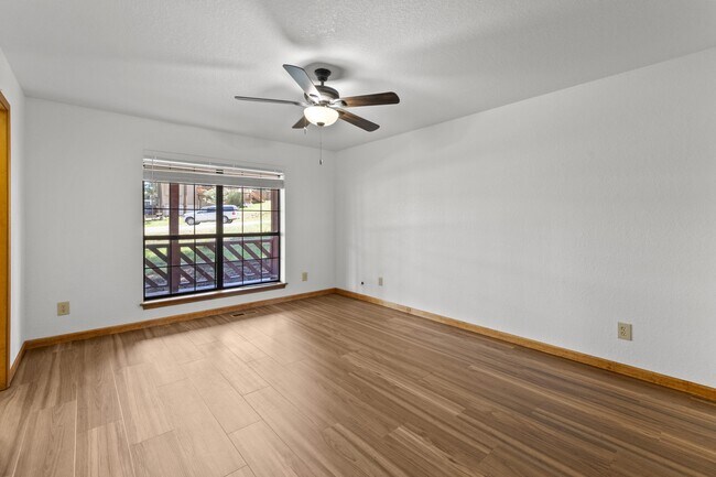 Building Photo - 103 E Miller Ct