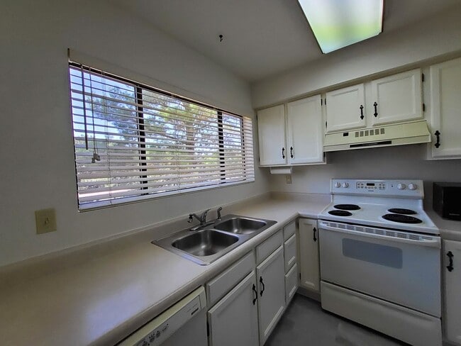 Building Photo - Three Bedroom at Green Valley Park