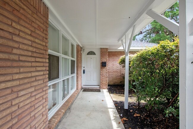 Building Photo - 10518 Mayfield Rd