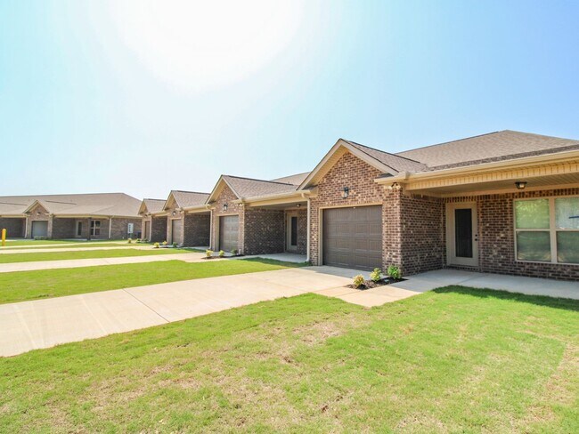 Building Photo - Nice Townhome in Athens City! $250 Amenity...
