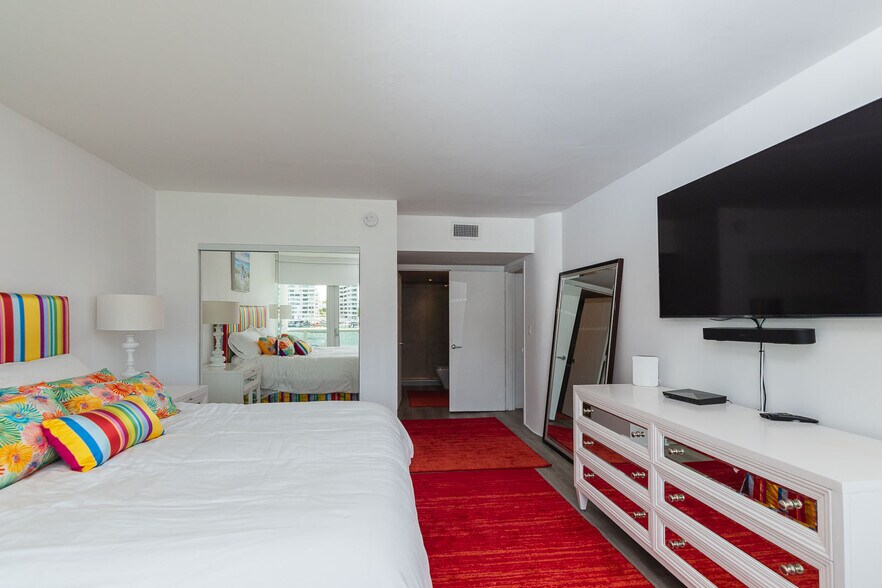 Master Bedroom - 900 Bay Dr