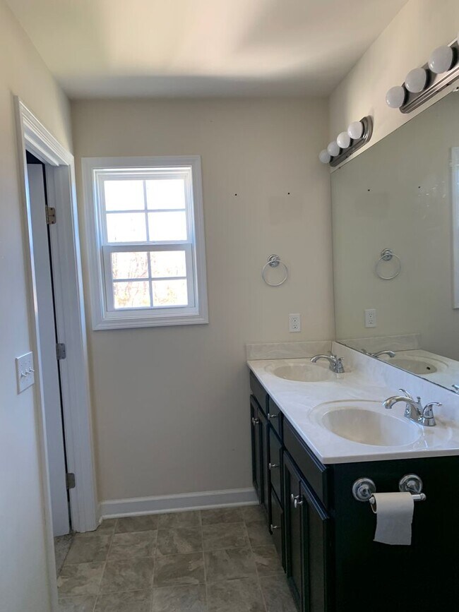 Building Photo - 3 Bedroom 2.5 Bath Townhouse 1 Car Garage