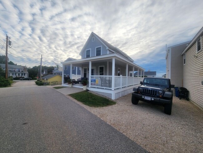 Building Photo - Beautiful Coastal Cottage with Water Views...