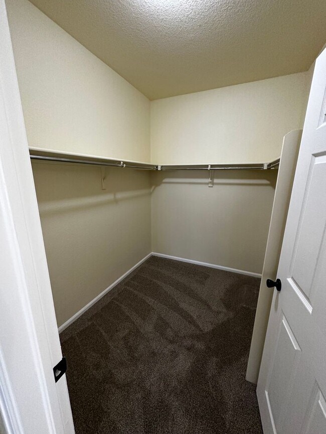 Building Photo - Move in Ready!!  3 Bedroom Condo - Cherry Grove - Aurora.....