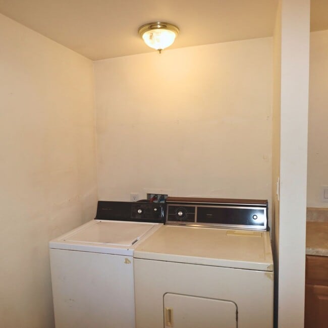 Building Photo - 1105 Hamilton Way