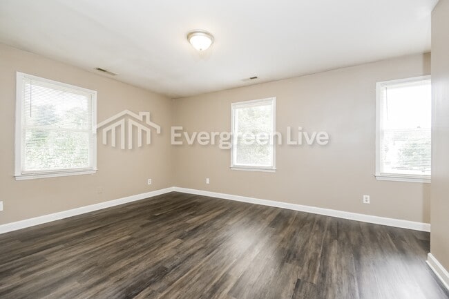 Building Photo - 245 Guinevere Ct