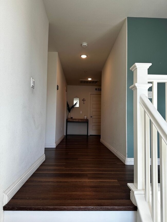 Building Photo - 4 Bedroom Single Family Home in Riverside
