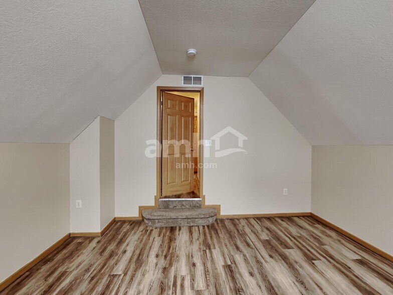 Building Photo - 353 W Hunters Dr