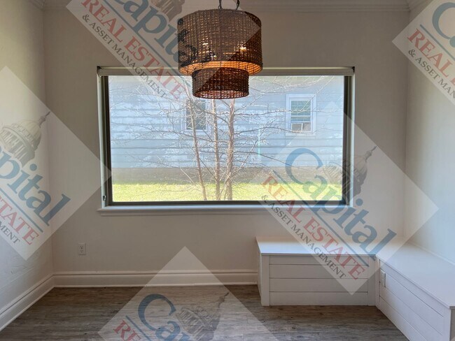 Building Photo - Charming 3 Bedroom